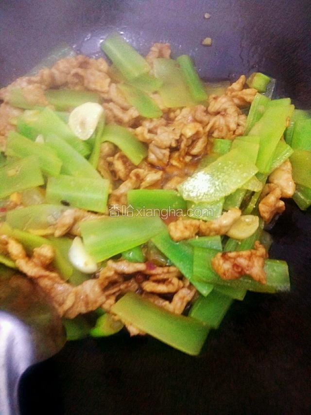炒至断生加入肉片，翻炒均匀，撒入少许鸡精，炒匀即可关火