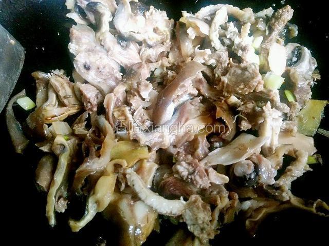下切好的肉肉爆炒。