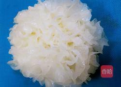 冰糖雪耳燉桃膠的做法图解2