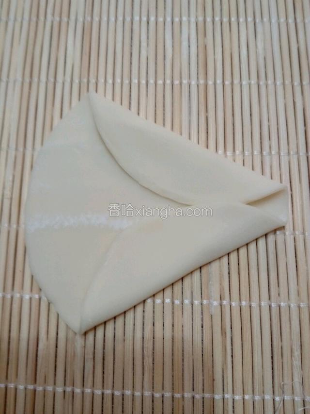 饺子皮留出部分对折