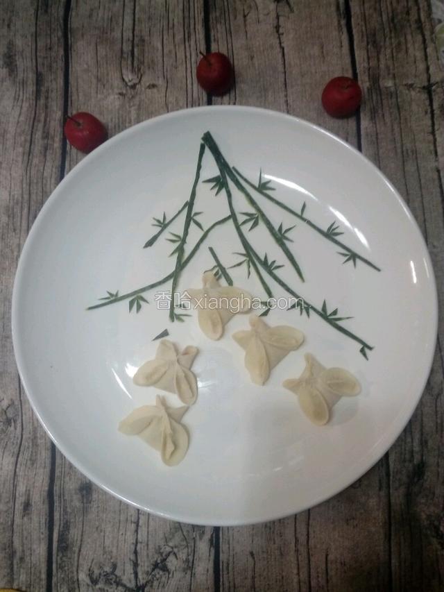 黄瓜切丝随意摆，蝴蝶饺子放进去。