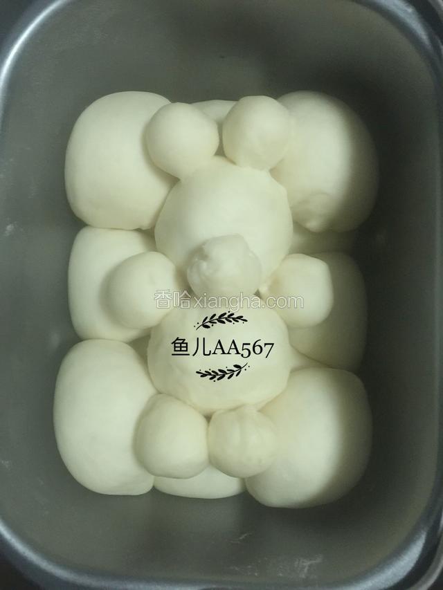 发酵至面包桶的7分满，烘烤50分钟。