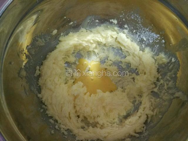 黄油要室温软化，放入糖粉打发，再把蛋液分成三次放入打发～