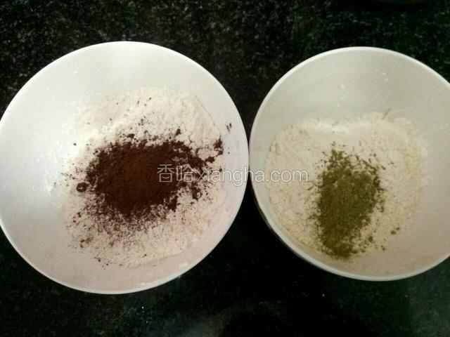 把面粉和抹茶粉过筛，并混合均匀～