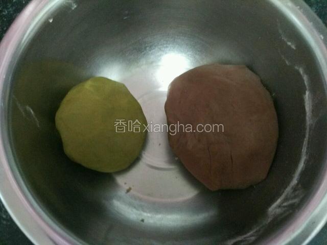 把面粉筛入黄油中揉成面团～盖保鲜膜入冰箱冷藏两个小时待用～