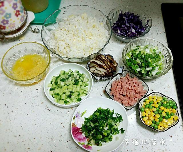食材切丁，鸡蛋打散放入佐料。