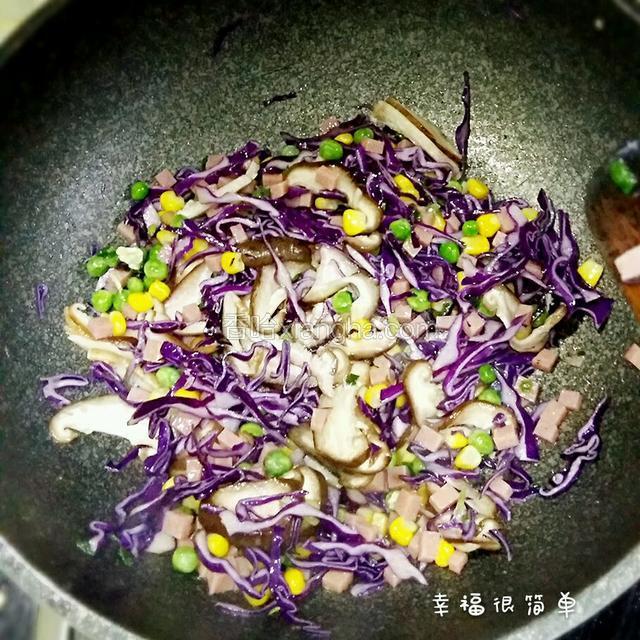 接着再放入紫甘蓝和香菇翻炒。