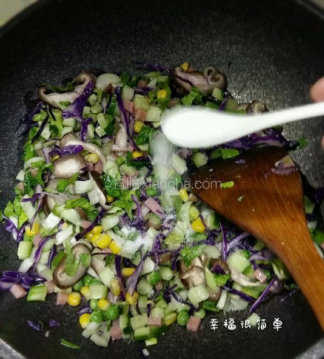 再放入青菜和黄瓜翻炒，加入适量的盐。