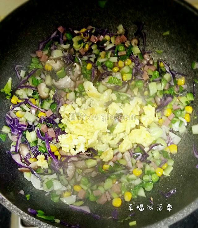 最后加入炒好的鸡蛋，一起翻炒均匀。