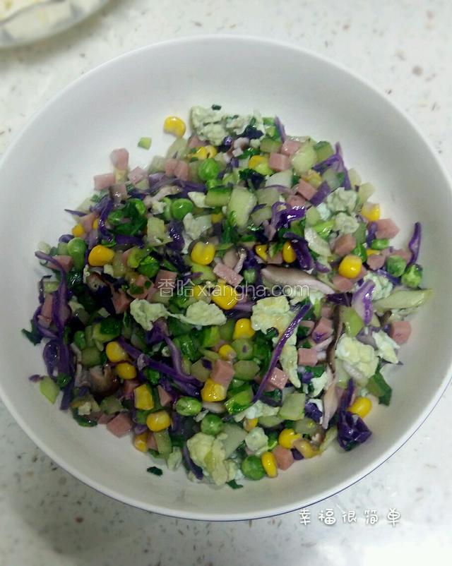 翻炒好的杂烩菜盛起。