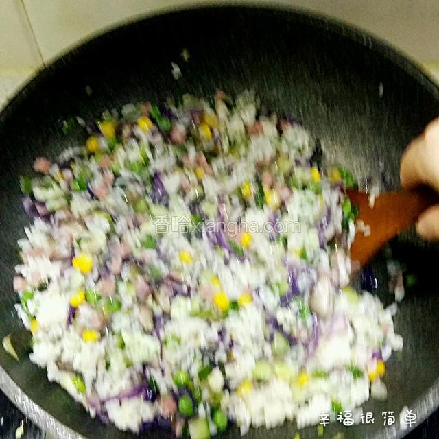 米饭翻炒疏松后，加入杂烩菜，一起翻炒均匀。盖上锅盖，焖一分钟，最后加入适量鸡精，什锦炒饭就做好了。