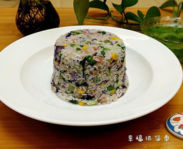 炒饭先装入圆柱体形的容器中，压出造型。