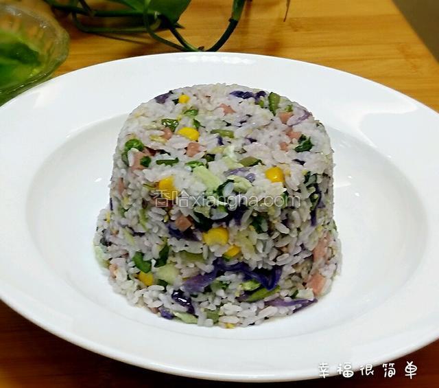 再来张近图，漂亮的什锦炒饭就OK了，开动吧。