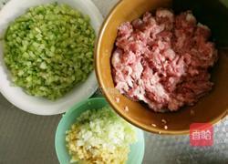 猪肉芹菜饺子的做法图解2