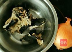 麻辣洋葱丁炒木耳的做法图解1