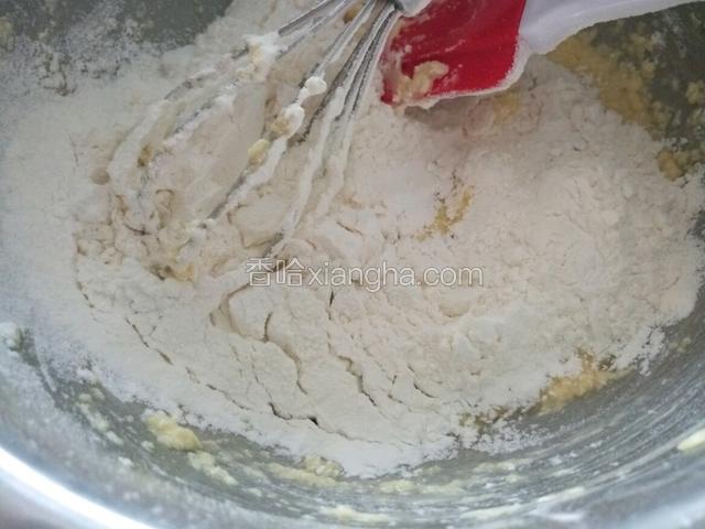 再筛入低筋面粉  搅拌均匀