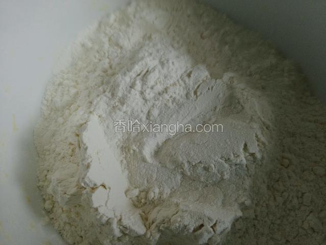 面粉加清水揉成面团；