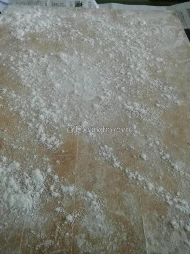 案板上均匀撒薄面备用；