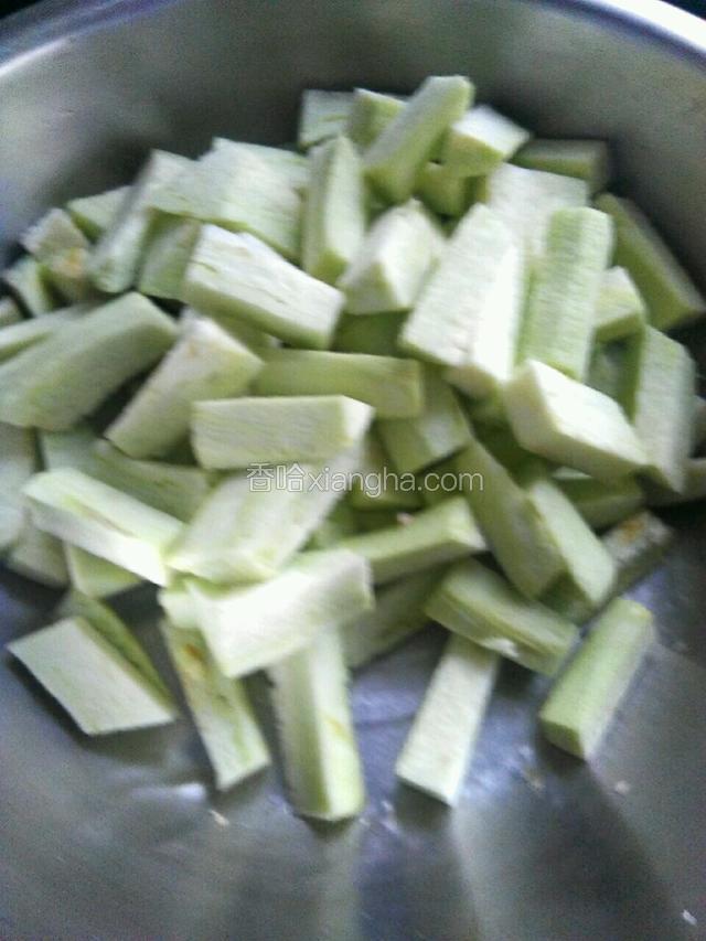 把茄子打皮切条备用


