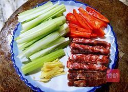 茜芹炒香肠的做法图解3