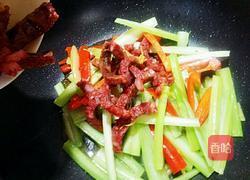 茜芹炒香肠的做法图解9