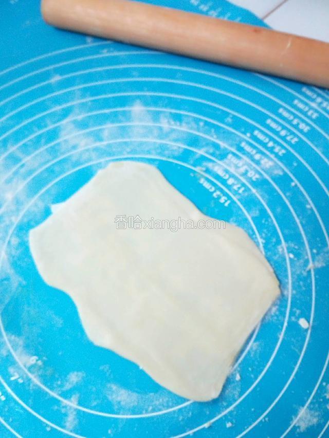 再次擀成长方形即可。