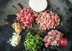 煎饺（腊肠芹菜肉馅）的做法图解1