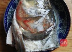 鱼头炖粉皮的做法图解1