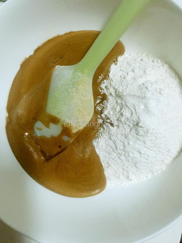 倒入低粉中，放入小苏打一起搅拌均匀。