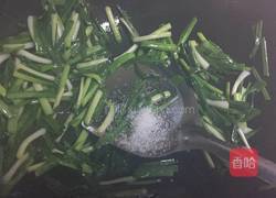 蒜叶炒鸡蛋干的做法图解5