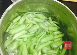 芹菜拌花生米的做法图解2