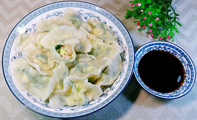 鲜美的韭菜鸡蛋虾仁饺子做好了。