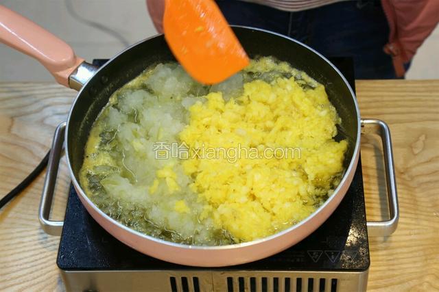 再加入冬瓜蓉和菠萝蓉，中小火慢慢熬煮