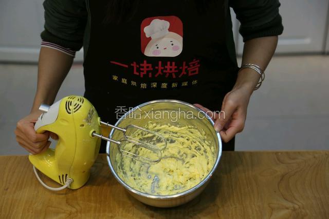 室温下软化的黄油与糖粉混合后，用电动打蛋器打发至泛白