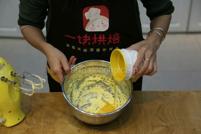 鸡蛋液分3次加入，每次都要等蛋液和黄油充分混合均匀后，再加下一次