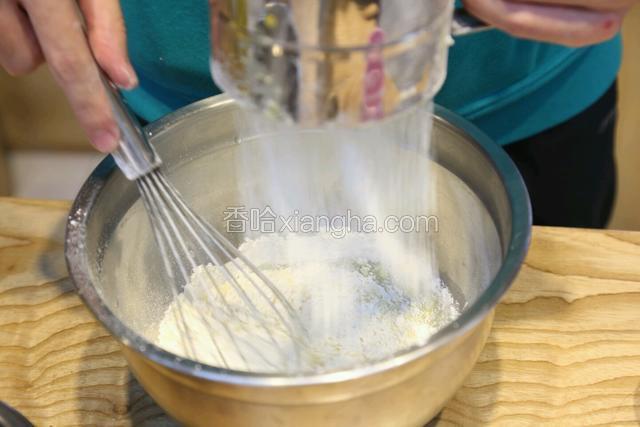 筛入低筋面粉和奶粉，轻轻翻拌成酥皮面团