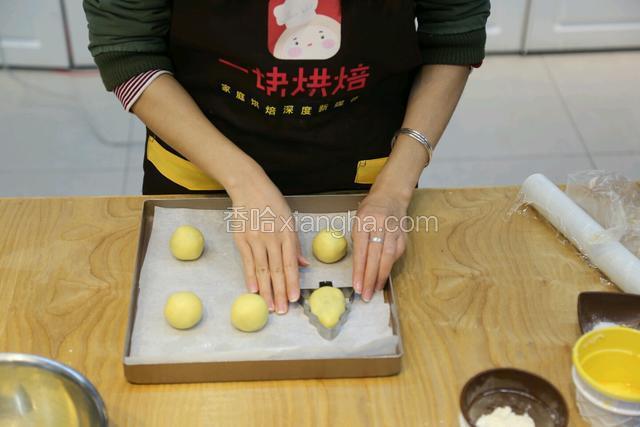参考包馅方法，用酥皮包住凤梨馅，放入凤梨模具中