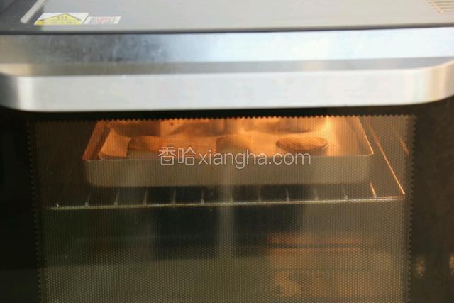 用手慢慢把生胚边压边推填满凤梨模，放入175度预热好的烤箱，烘焙15分钟即可。