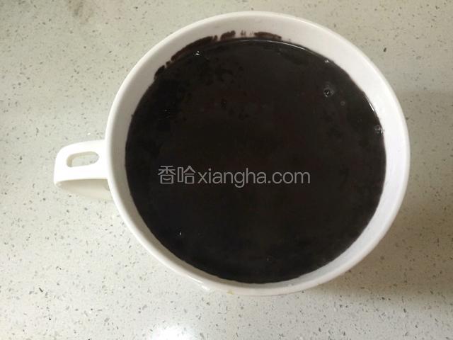 打好的米糊倒出加少许糖调味，其实不加也可以的，看个人喜好了。