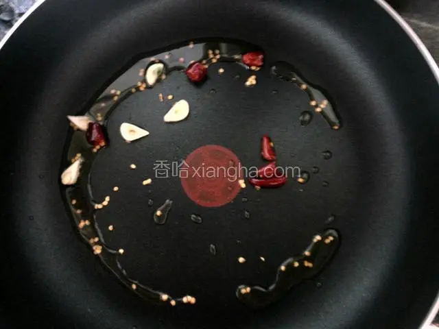 锅中烧热适量油，爆香干辣椒 蒜片