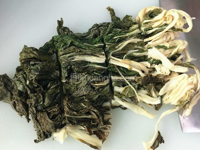 白菜干用清水泡置20分钟后，洗净，切段。