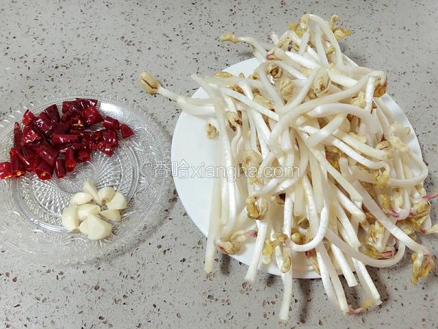 花生芽冲洗干净。大蒜，辣椒备好。