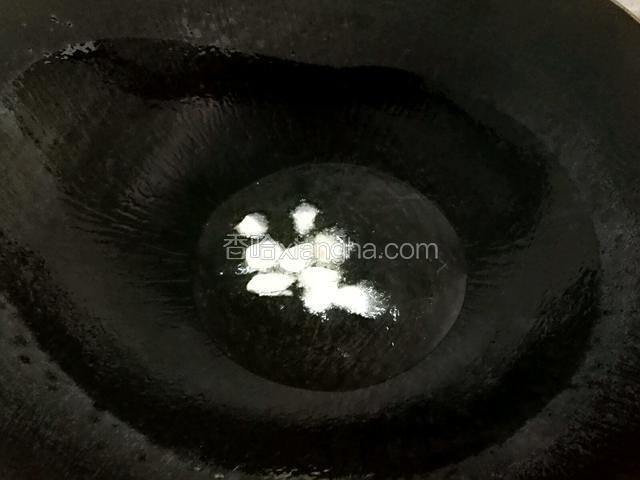 锅里添加适量的油烧至6层热下大蒜爆香。