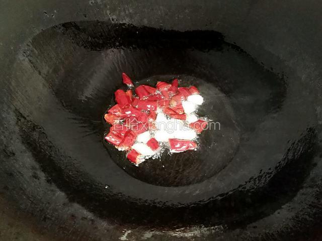 再放干辣椒炒出枣红色。