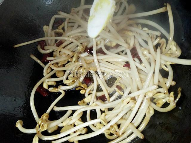 放入适量的盐，炒匀即可出锅装盘。