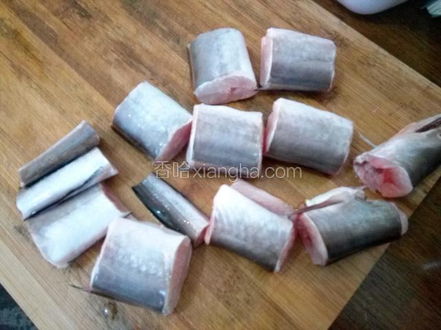 鳗鱼洗净沥干切段