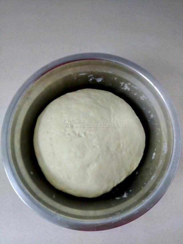 取适量面粉加入少许发酵母加入温水开始搓面，把面搓均匀成面团。