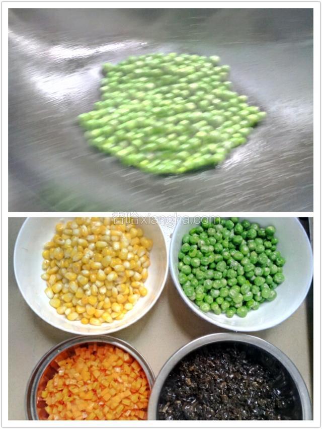 热锅加适量油倒入青豆加适量食盐和鸡粉中火炒均匀即可，依次把玉米、木耳、胡萝卜炒好。