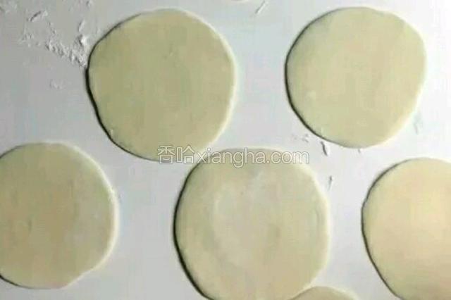 再擀成圆形也就成了饺子皮