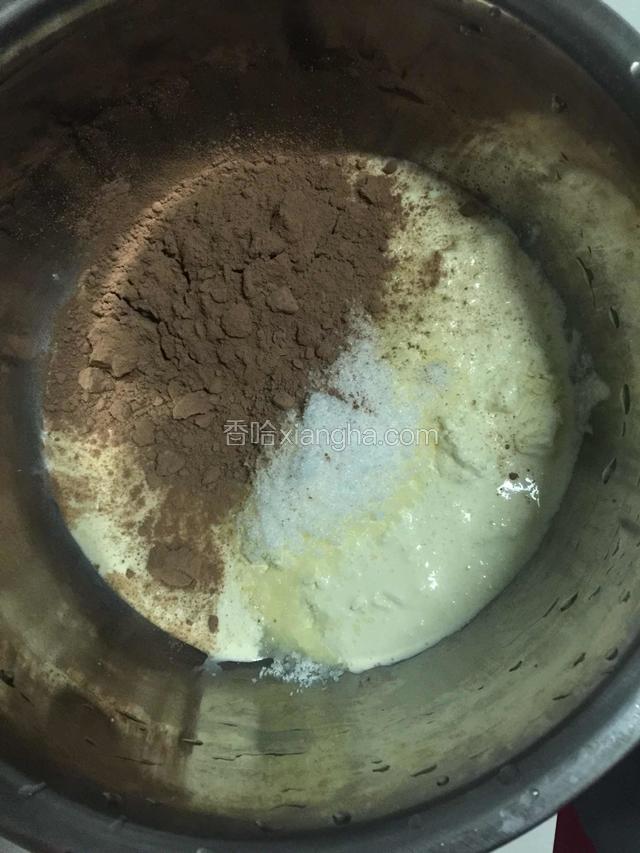 做内馅。可可粉白糖淡奶油一起打发。